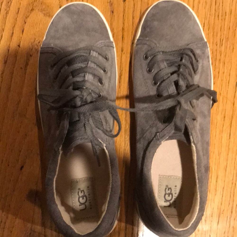 Ugg sneakers in gray suede. Size 9